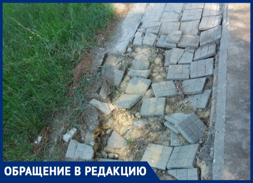 Екатерина Марунич считает, что тротуар в станице Анапской требует срочного ремонта