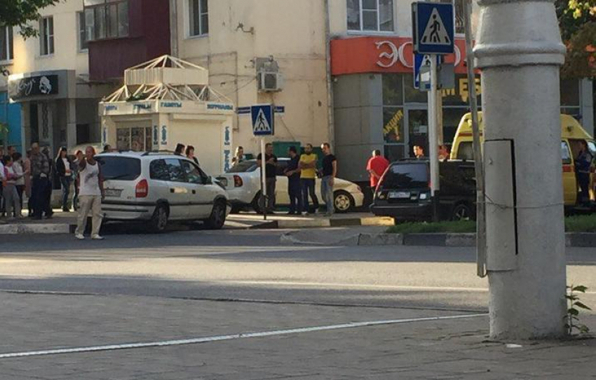 В результате аварии, один из автомобилей вынесло на тротуарный бордюр в Анапе