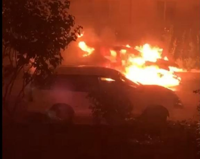 Ночью в Анапе подожгли два автомобиля