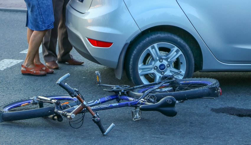Кто лох, а кто крутой на дорогах Анапы: выясняли водитель автомобиля и велосипедист