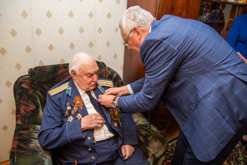 Глава Анапы Юрий Поляков вручил ветерану Великой Отечественной войны юбилейную медаль
