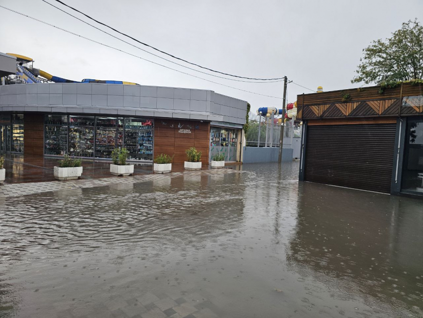 Анапа превращается в Венецию: дожди накрыли Кубань