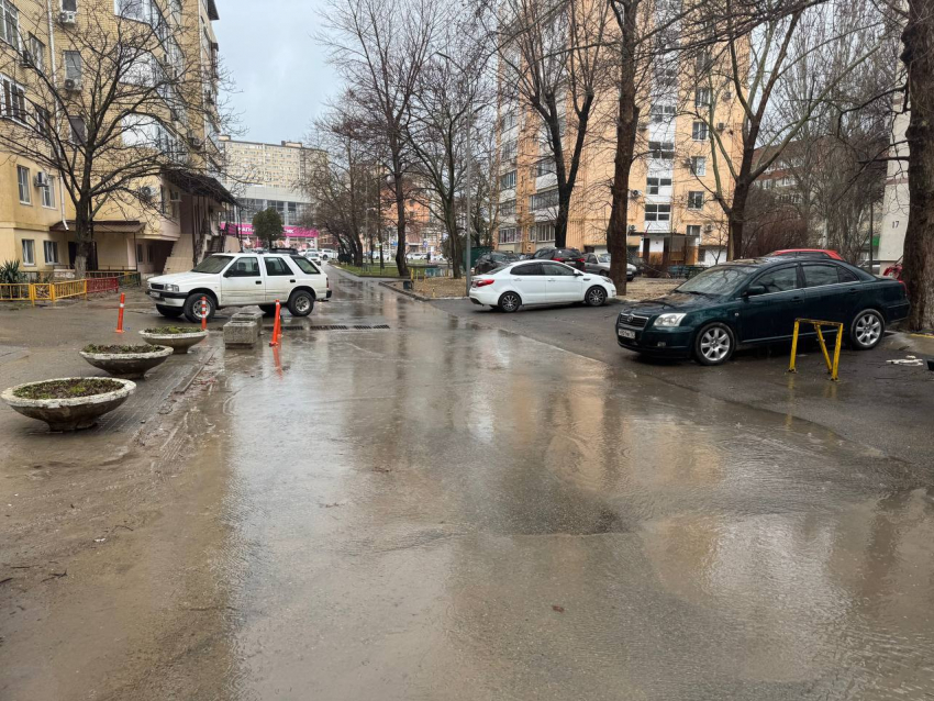 Из ливневки в Анапе достали ведро, бампер и зонт: улицу Астраханскую ждет генуборка