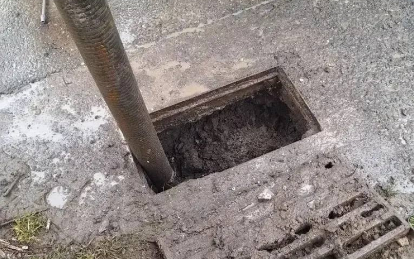 В Анапе во время очистки ливнёвок обнаружили повреждённую трубу