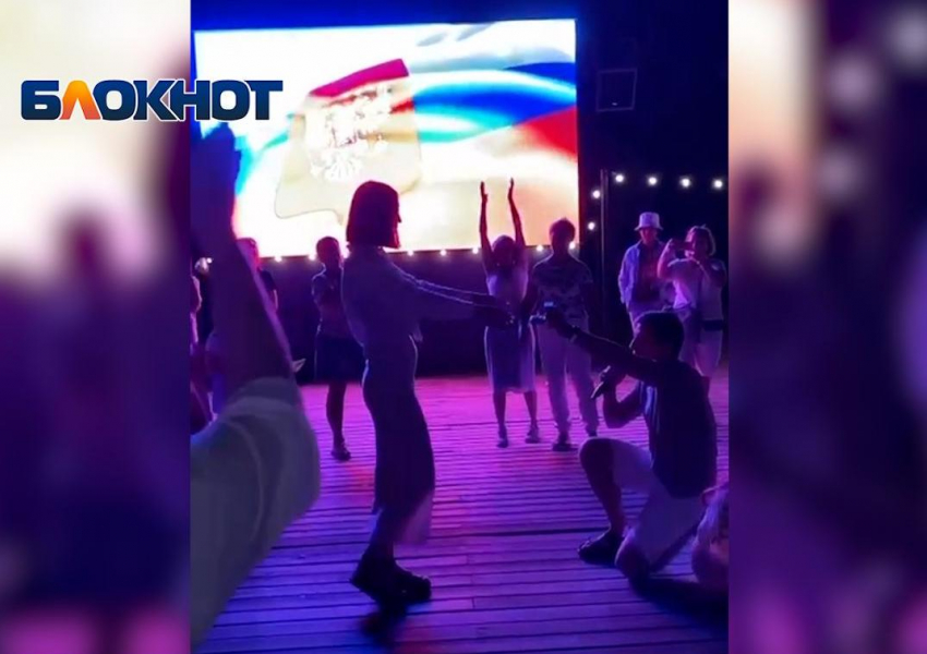 Девушке сделали предложение руки и сердца в День России в Анапе