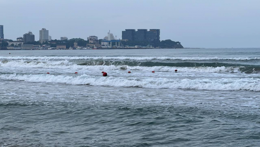 Океанские волны: в Анапе в штормящем море купаются люди