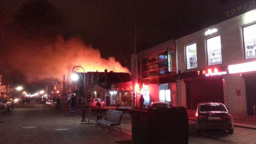 На улице Терской в Анапе полыхает магазин. Видео с места пожара