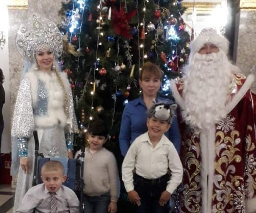 Особенных детей из Анапы Дед Мороз поздравил в Краснодаре