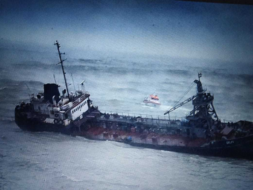 В Чёрное море вытекает нефть: танкер «Дельфи» из-за шторма сел на мель
