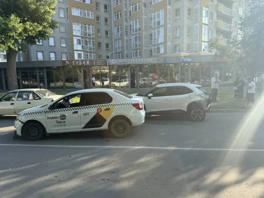 В Анапе в ДТП с такси пострадали два пассажира