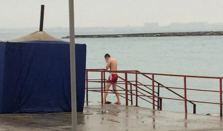Креативные анапчане организовали баню прямо на берегу моря