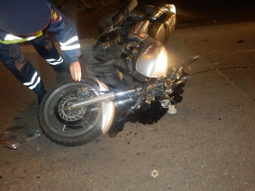 В Анапе 18-летний мотоциклист сбил двух мужчин 