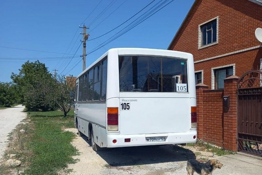 Нарушил ли водитель автобуса №105 ПДД, объезжая в Анапе затор по пыльной дороге? 