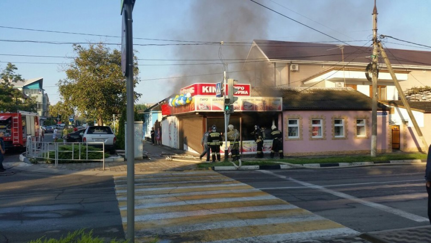 Трагедия для любителей фаст-фуда: в Анапе сгорела шаурмичная 