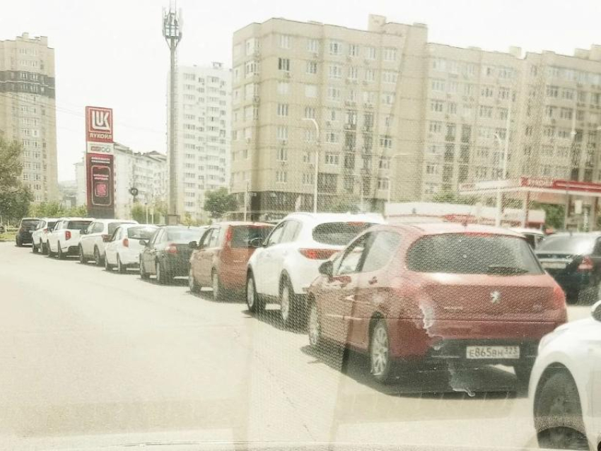 Бензиновый ажиотаж в Анапе не утихает: водителей просят не создавать дефицит своими руками