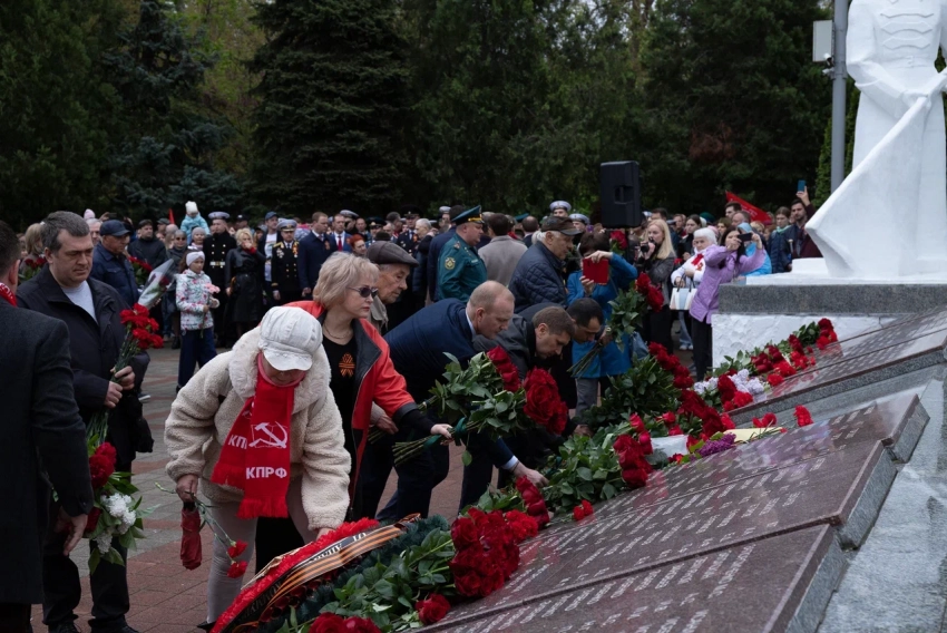 В Анапе прошла торжественная церемония возложения цветов к Вечному огню
