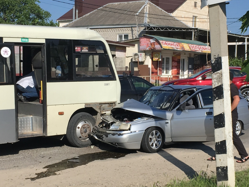 В Супсехе под Анапой «Лада» врезалась в автобус, пострадали 4 человека