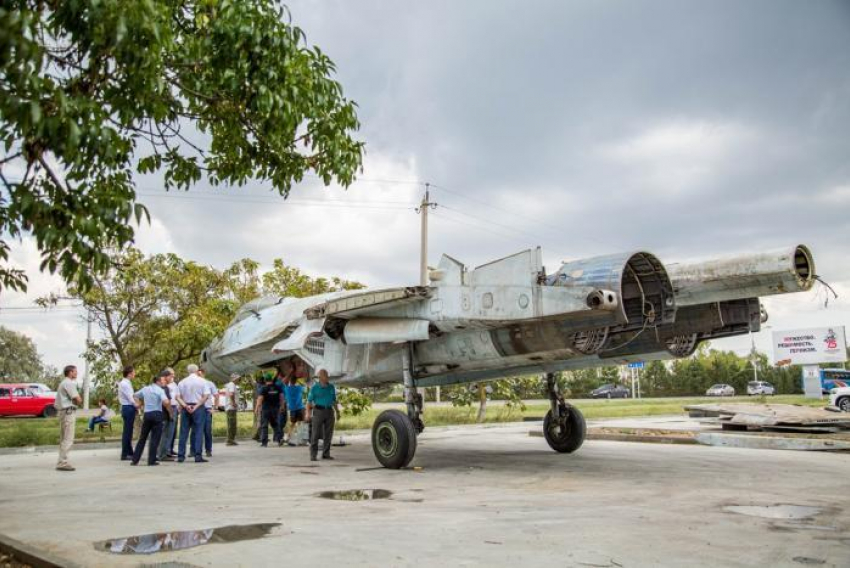 В Анапе в парк военной техники привезли первый экспонат - самолёт