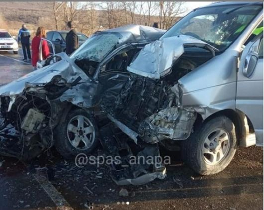 Сегодня, 4 января, под Анапой смертельное ДТП: погиб водитель «Мерседеса»  