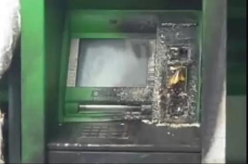 В Анапе на улице Ленина подожгли банкомат
