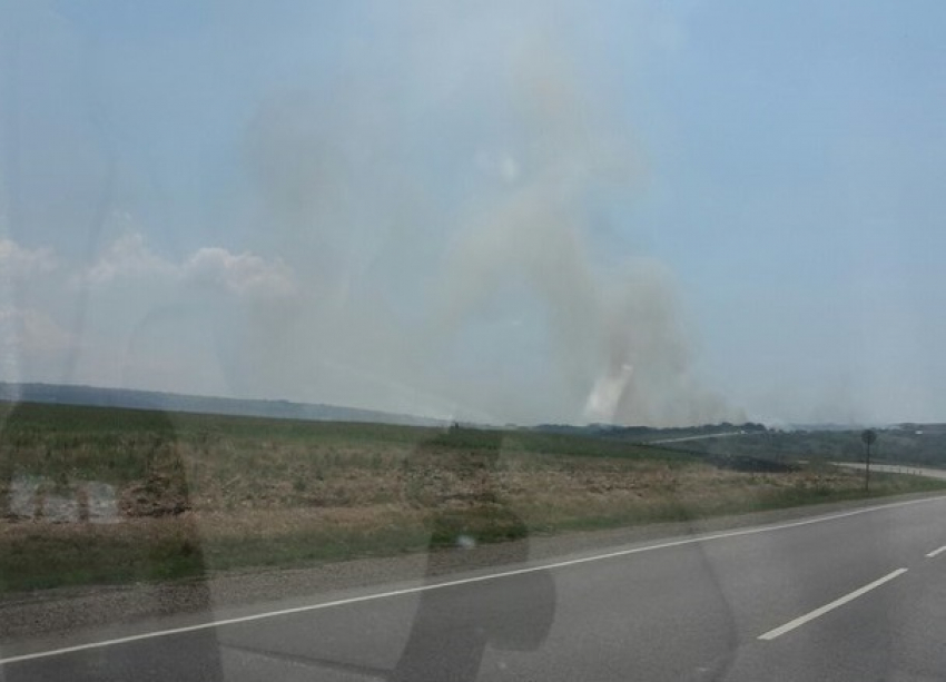 Пожар под Анапой по дороге в Гостагаевскую 