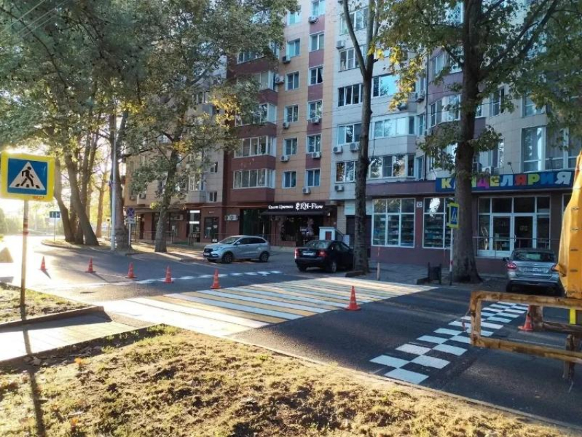 К 1 сентября в Анапе обновляют разметку у школ: пешеходные переходы, знаки и тротуары становятся безопаснее