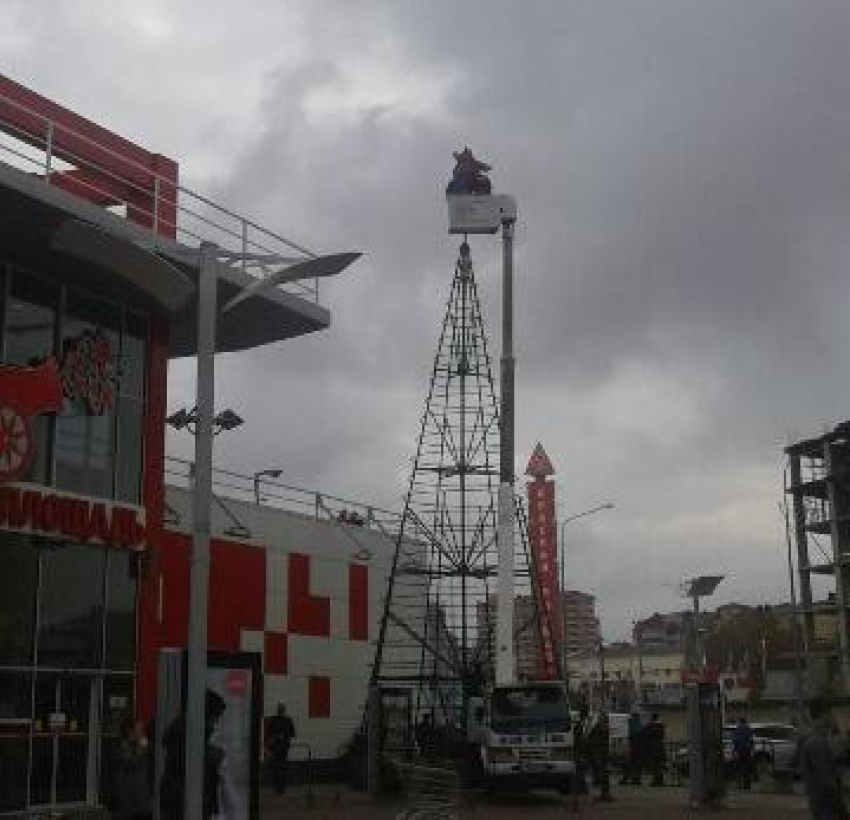 Анапчане считают, что ёлку возле «Красной площади» устанавливают поздно