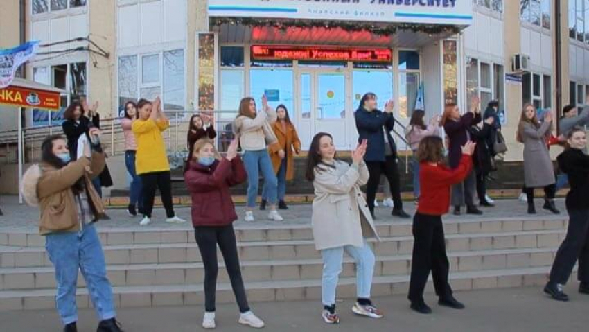 В Анапе в честь праздника студентов «Татьянин день» устроили танцевальный флешмоб