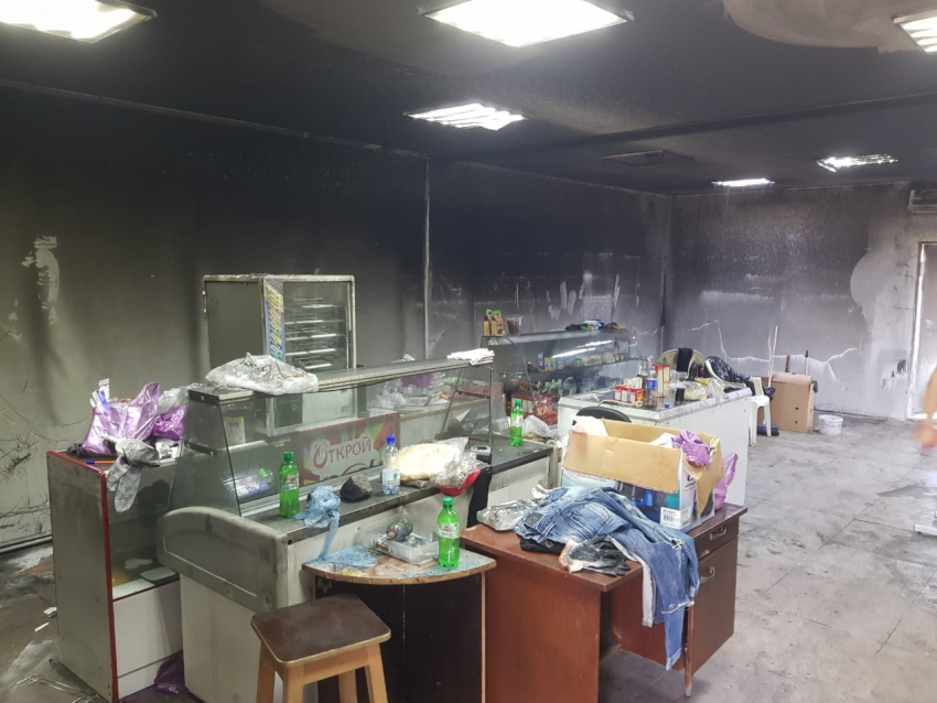 В Анапской сгорел магазин, а в Уташе загорелся мусор