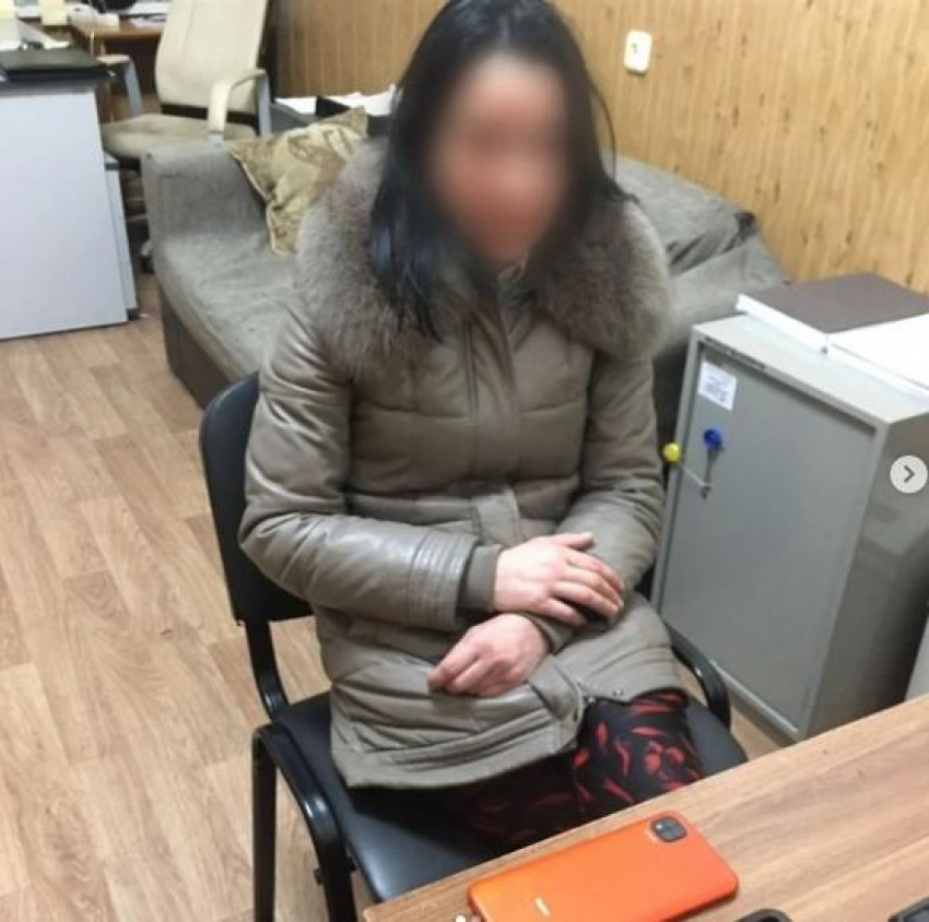 В одном из баров Анапы женщина украла мобильник стоимостью 15 000 рублей