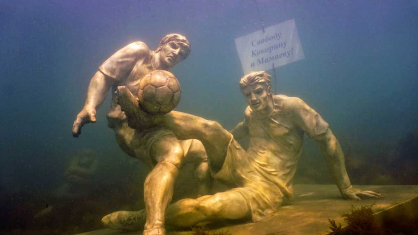 В Анапе на дне моря установили скульптуру с Кокориным и Мамаевым