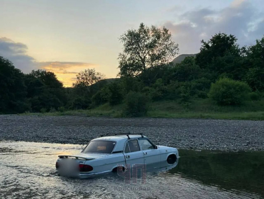 Мертвого анапчанина нашли в автомобиле в реке Абин