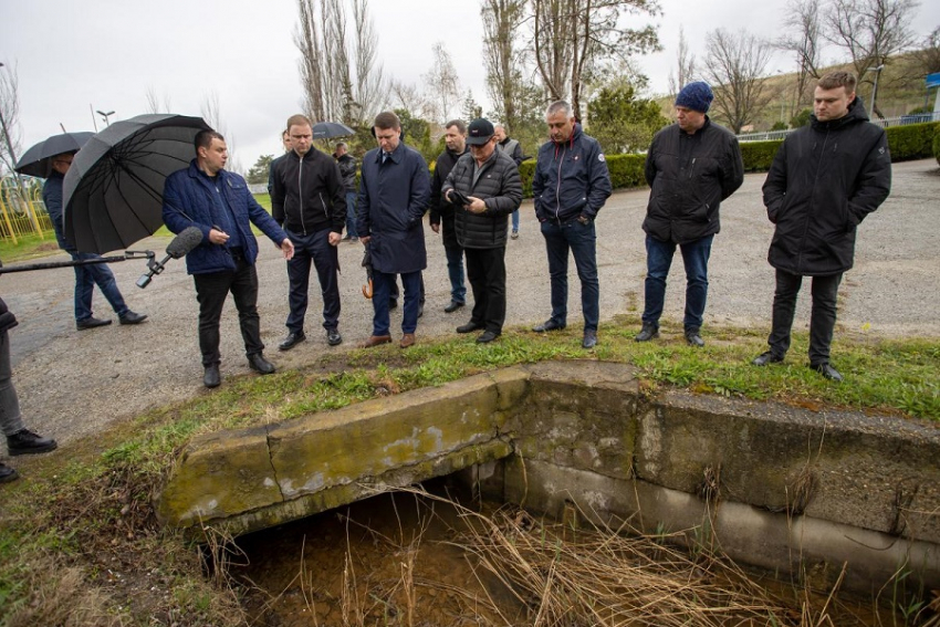 В Анапе реконструируют водоотводный канал на Пионерском проспекте