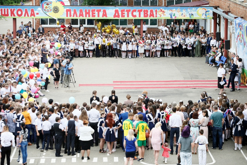 Сегодня в школах Анапы проводятся последние звонки