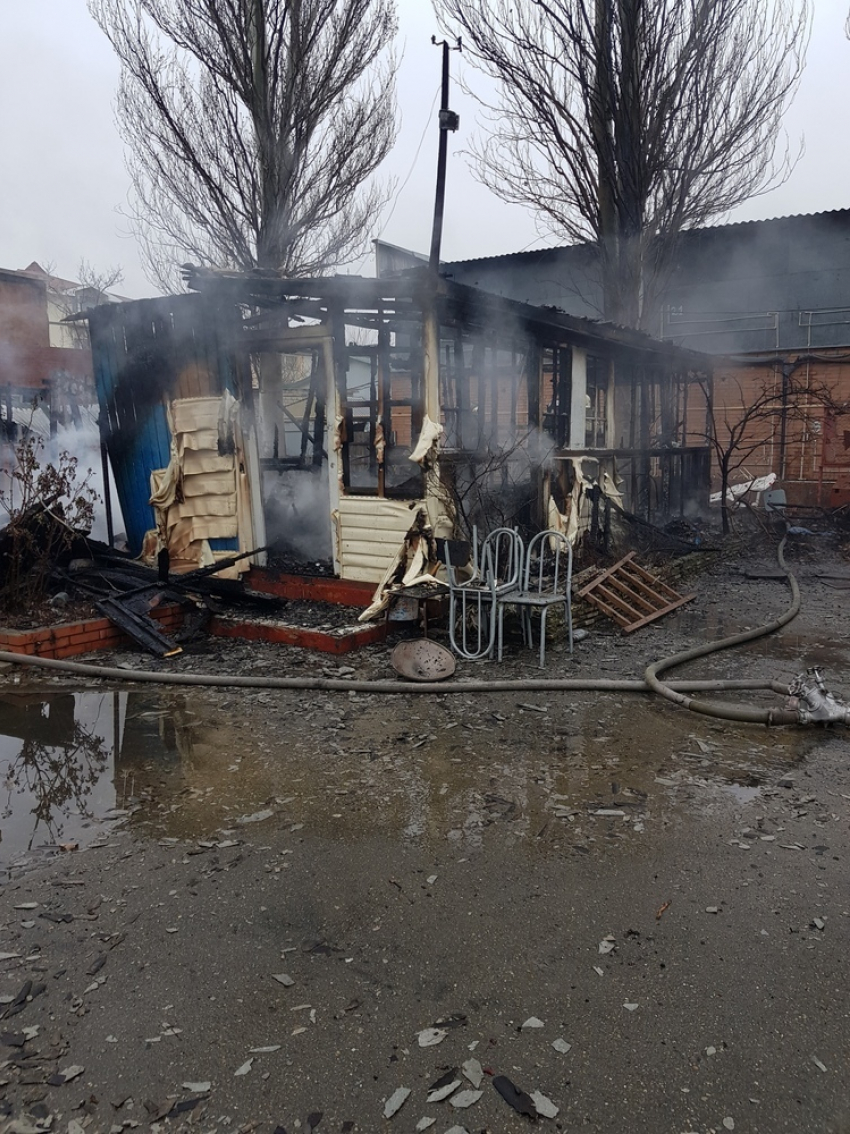 В Гостагаевской под Анапой сгорел приют для бомжей