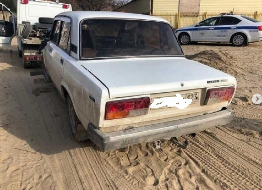 В Анапе у водителя, выехавшего на пляж, арестовали автомобиль