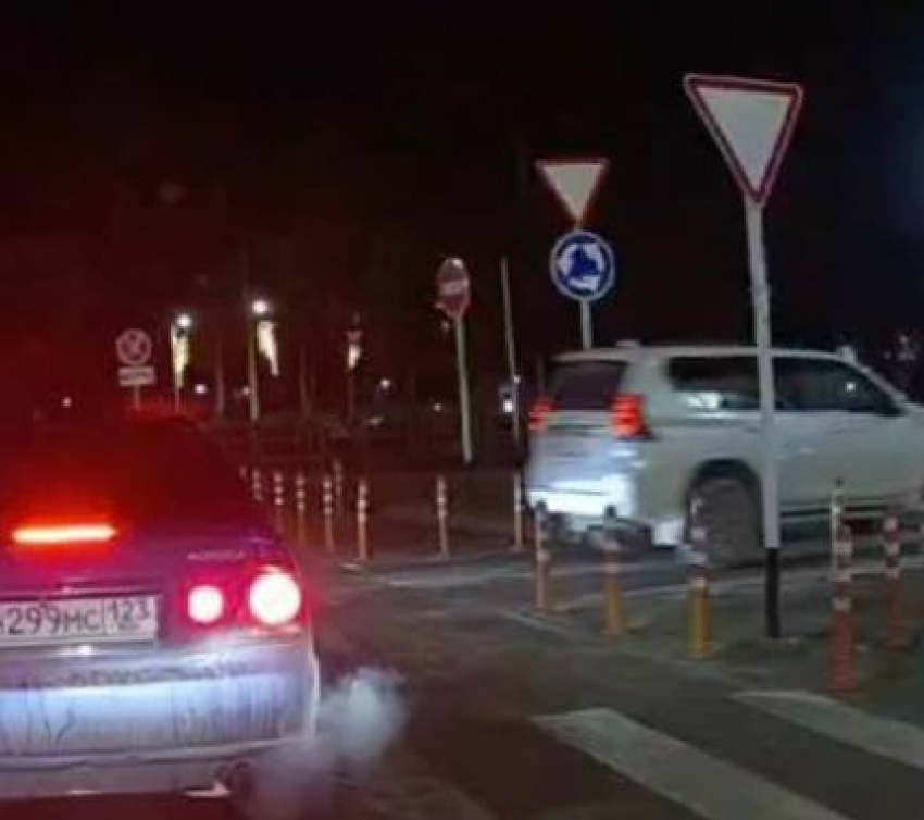 На кольце в Анапе едва не произошло ДТП из-за опасного манёвра