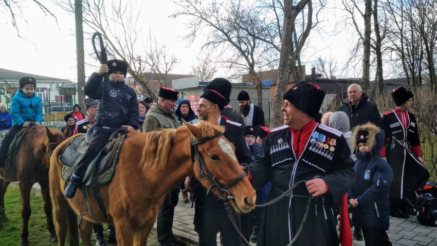 Анапских казачат напоили чаем, дали нагайки и посадили на коня