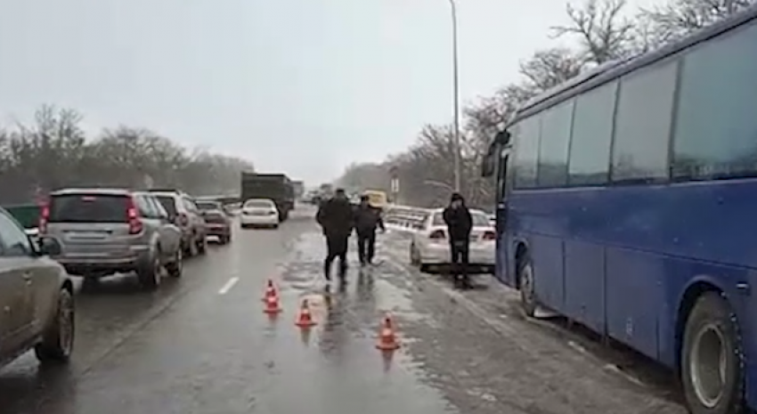 На трассе Анапа-Краснодар в ДТП попали сразу 17 автомобилей