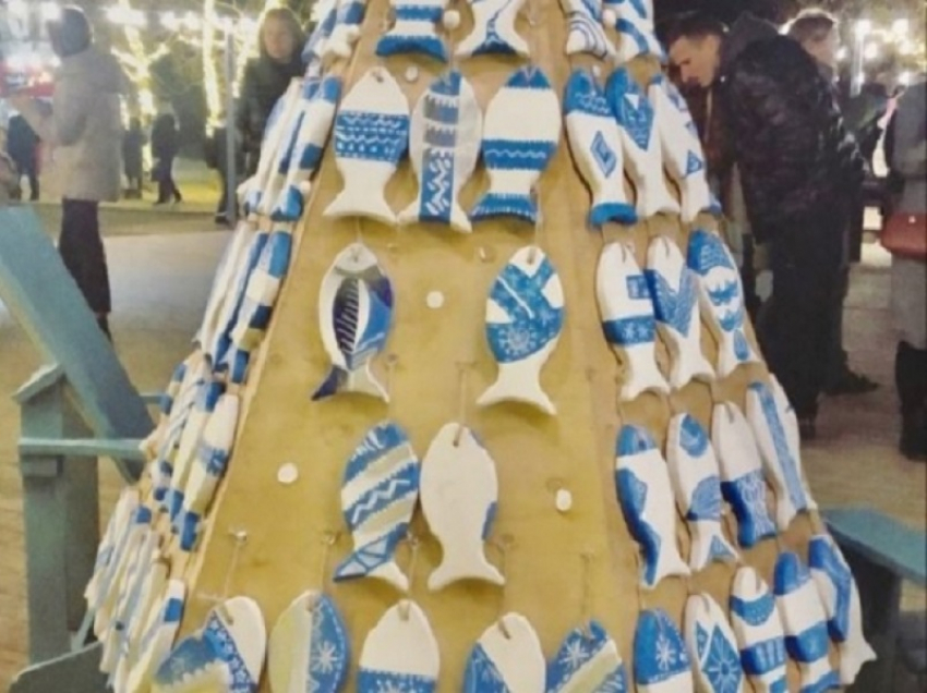 В Анапе растаскивают на сувениры новогоднюю елку из рыбок
