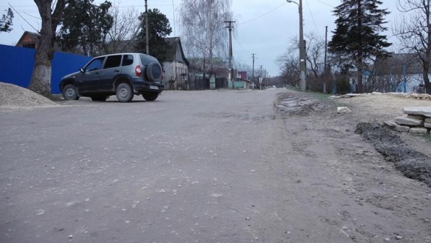Власти пообещали заасфальтировать дорогу в посёлке Уташ под Анапой