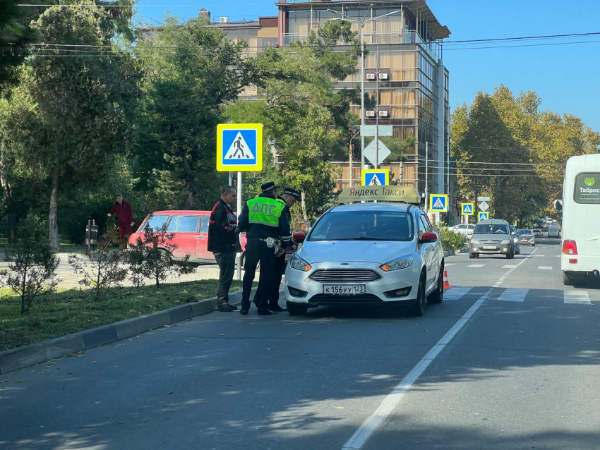 На перекрёстке в Анапе таксист сбил человека