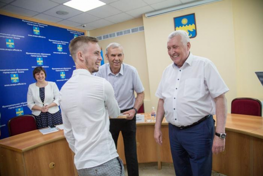 Нескольким анапчанам вручили ключи от новых квартир