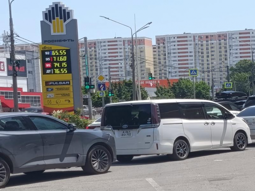 В Краснодарском крае за сутки открылись ещё 36 АЗС. Но в Анапе и на побережье ситуация остаётся напряжённой