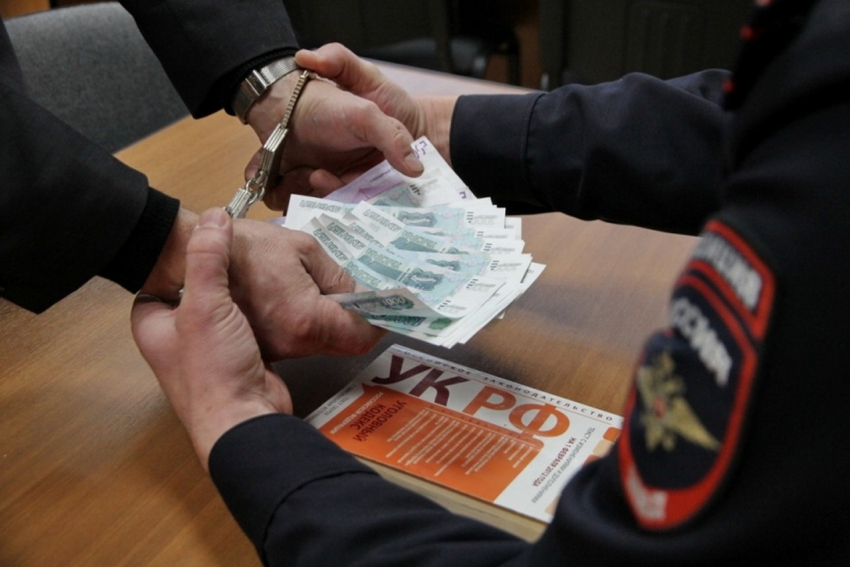 Замначальника Анапского отдела судебных приставов получил 200 тысяч рублей
