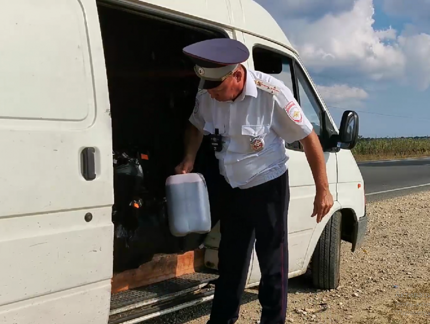 Полиция Анапы задержала водителя с тоннами немаркированного алкоголя