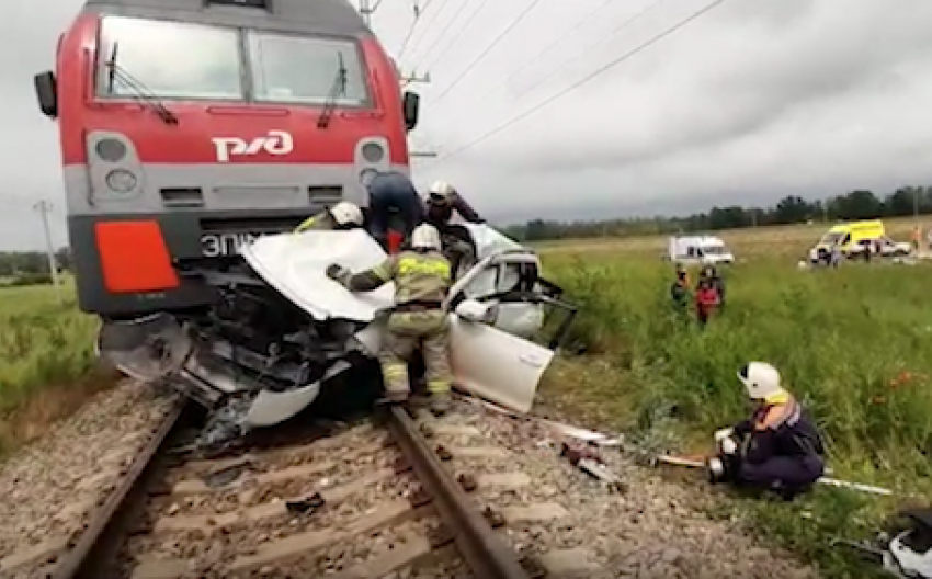 В Анапе на ж/д переезде поезд раздавил внедорожник. Два человека погибли. (Видео)