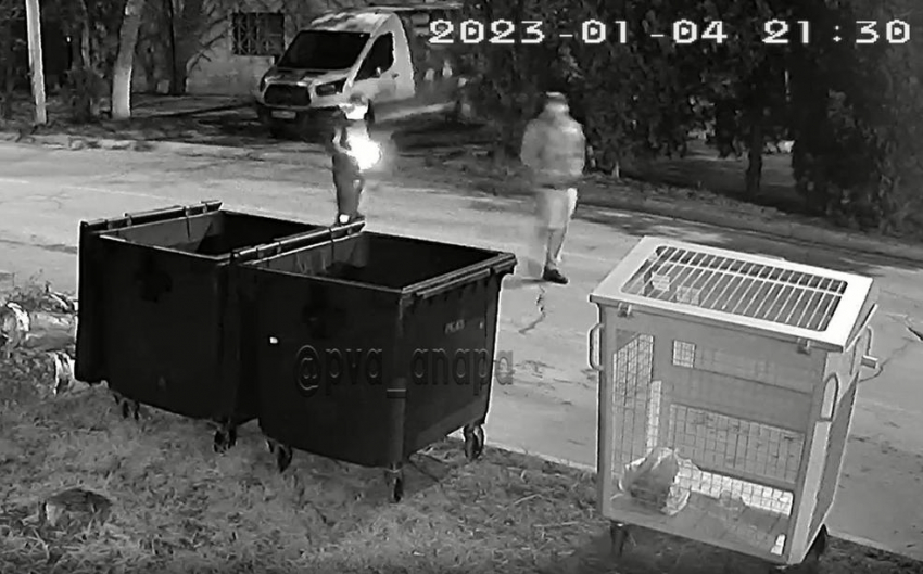 В Анапе двое парней бросили петарду в мусорный бак и чуть не подожгли его
