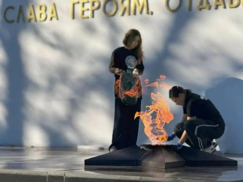 Волонтёры навели порядок в сквере Боевой Славы: память требует заботы