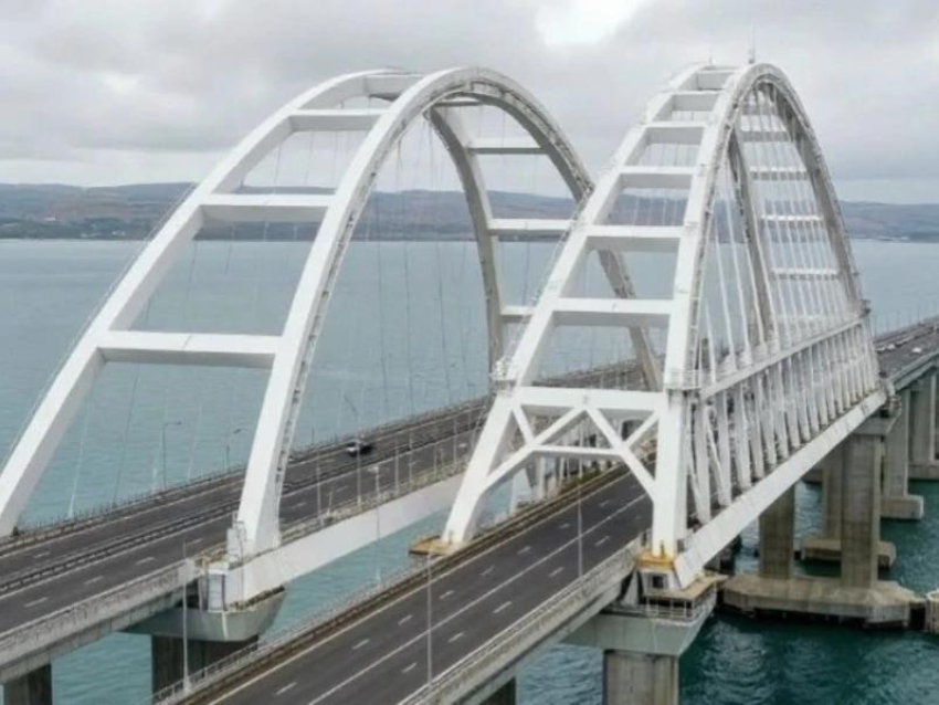 На Крымском мосту ужесточили правила провоза топлива: только в спецканистрах и не более 200 литров